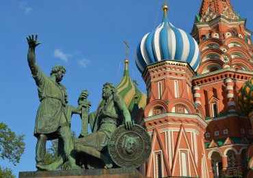 Tượng đài Minin và Pozharsky du lịch Nga