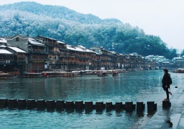 Cầu đá trên sông Đà Giang, du lịch Phượng Hoàng Cổ Trấn, Trung Quốc