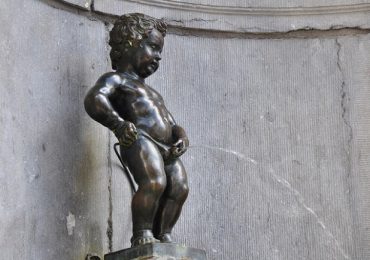 Tượng cậu bé đứng tè Manneken Pis, Brussel, du lịch Bỉ
