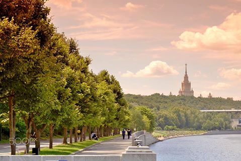 Con đường lãng mạn bên bờ sông, tại Đồi chim sẻ, du lịch Nga