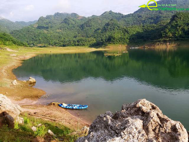 Du lịch ngắm cành đẹp lòng hồ Đà Bắc tỉnh Hòa Bình