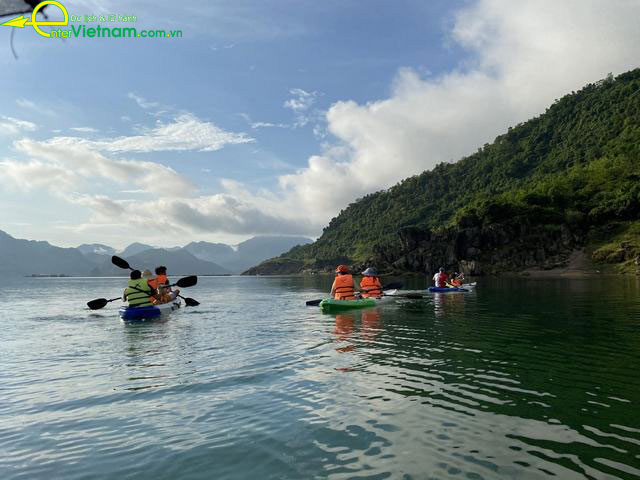 Du lịch Đà Bắc bơi thuyền kayak trên lòng hồ Hòa Bình
