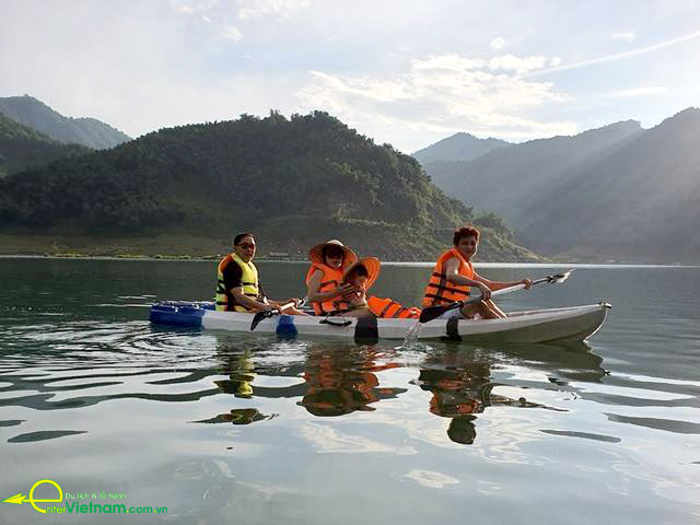 Lên du lịch Đà Bắc bơi thuyền Kayak tại lòng hồ Hòa Bình