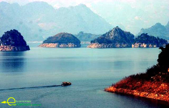 Cảnh đẹp lòng hồ Hòa Bình tại khu du lịch Đà Bắc